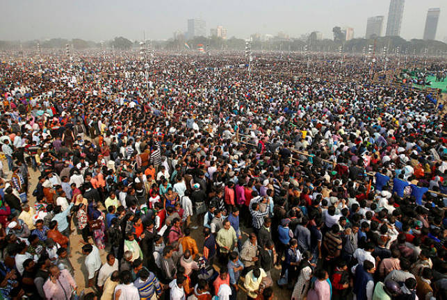 500,000 persons grouped in a free area in India